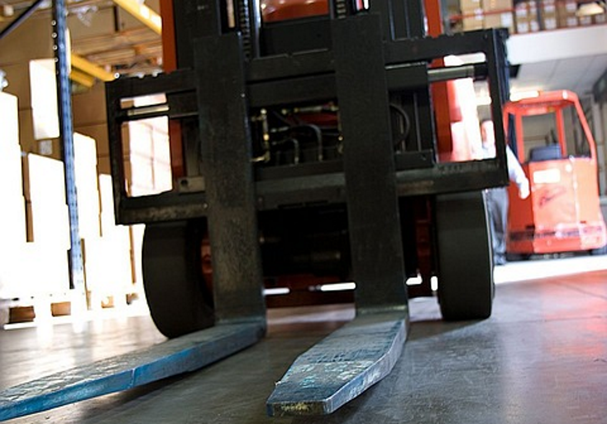 Rozwinięcie sztuki sprzedaży wózków widłowych: Wspieranie branż efektywnymi rozwiązaniami do przenoszenia materiałów