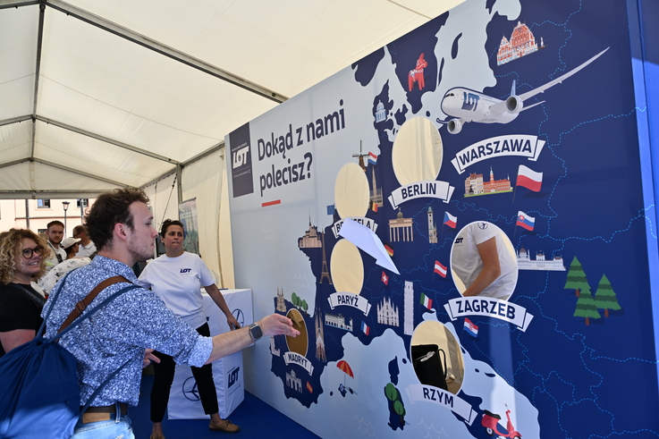PLL LOT ogłosiły dodatkową rotację do Brukseli podczas Festiwalu Europejskiego 1 maja w Warszawie