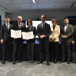 Wyjątkowe bombki choinkowe – jak przystroić drzewko świąteczne?